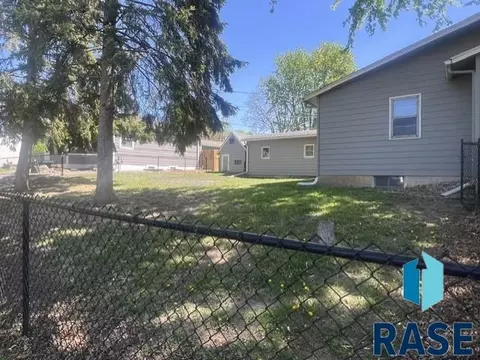 Exterior - 3100 E 17th St, Sioux Falls, SD 57103 photo 1 of 2