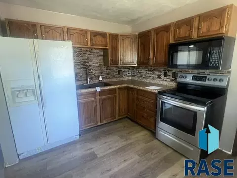 Kitchen - 3100 E 17th St, Sioux Falls, SD 57103 photo 1 of 2