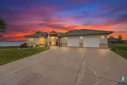 105 Lakeview Cir, Wentworth, SD 57075