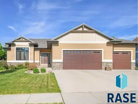 205 N Fairway Dr, Brandon, SD 57005