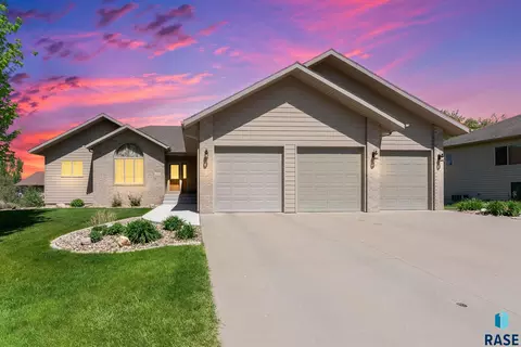 608 N Riverwood Cir, Brandon, SD 57005