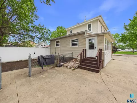627 S 6th Ave, Sioux Falls, SD 57104