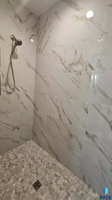 Bath - 2610 E Whisper Trl, Sioux Falls, SD 57108 photo 3 of 5