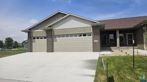 2610 E Whisper Trl, Sioux Falls, SD 57108