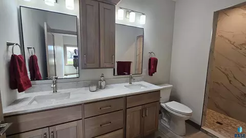 Bath - 2610 E Whisper Trl, Sioux Falls, SD 57108 photo 2 of 5