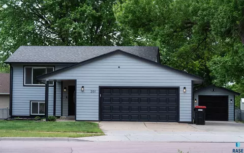 201 Cardinal Dr S, Brandon, SD 57005
