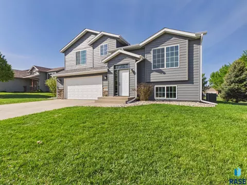 5729 W Bream Dr, Sioux Falls, SD 57107