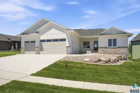4221 N Interlachen Trl, Sioux Falls, SD 57107