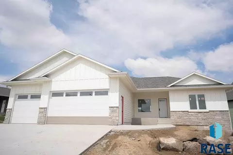 4221 N Interlachen Trl, Sioux Falls, SD 57107