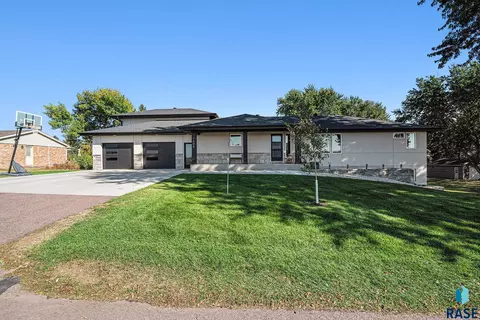 1608 S Powder House Rd, Sioux Falls, SD 57110
