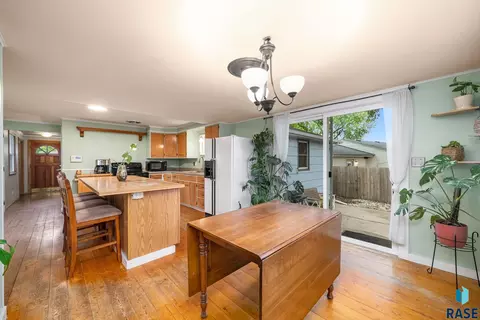 Dining - 1605 E 32nd St, Sioux Falls, SD 57105 photo 1 of 2