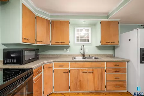 Kitchen - 1605 E 32nd St, Sioux Falls, SD 57105 photo 4 of 5