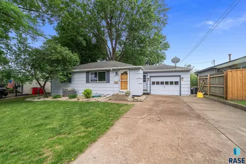1605 E 32nd St, Sioux Falls, SD 57105
