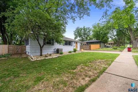Exterior - 1605 E 32nd St, Sioux Falls, SD 57105 photo 1 of 6