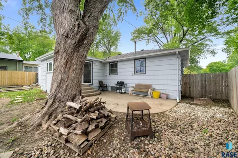 Exterior - 1605 E 32nd St, Sioux Falls, SD 57105 photo 4 of 6