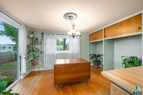 Dining - 1605 E 32nd St, Sioux Falls, SD 57105 photo 2 of 2