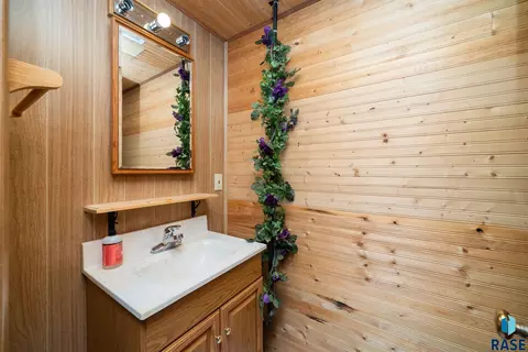 Bath - 1605 E 32nd St, Sioux Falls, SD 57105 photo 3 of 4
