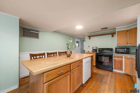 Kitchen - 1605 E 32nd St, Sioux Falls, SD 57105 photo 2 of 5