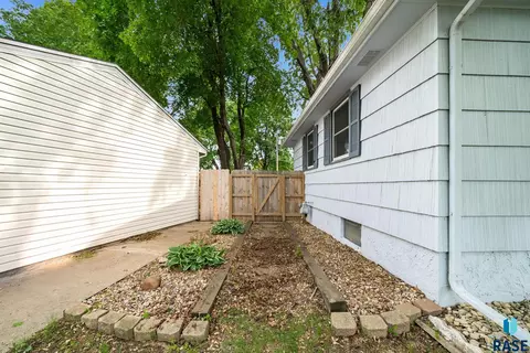 Exterior - 1605 E 32nd St, Sioux Falls, SD 57105 photo 6 of 6