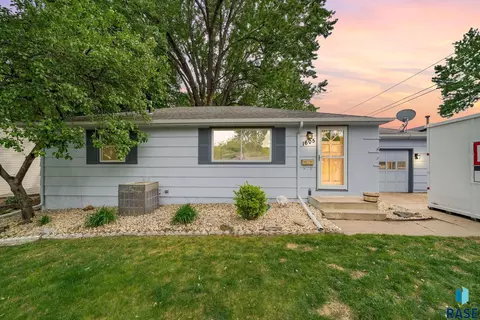 1605 E 32nd St, Sioux Falls, SD 57105