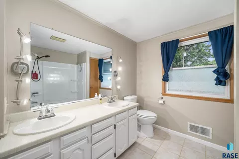 Bath - 1605 E 32nd St, Sioux Falls, SD 57105 photo 2 of 4