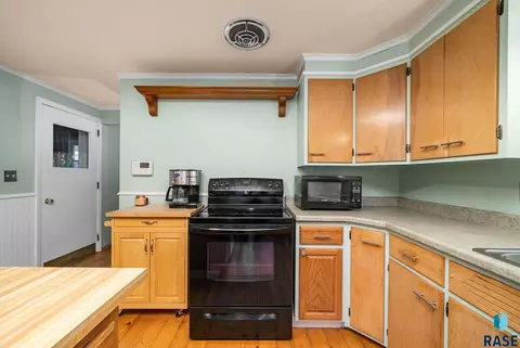 Kitchen - 1605 E 32nd St, Sioux Falls, SD 57105 photo 3 of 5