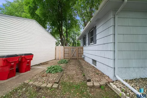 Exterior - 1605 E 32nd St, Sioux Falls, SD 57105 photo 5 of 6