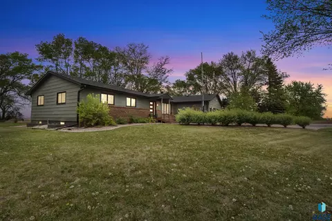 691 W Willow St, Canistota, SD 57012