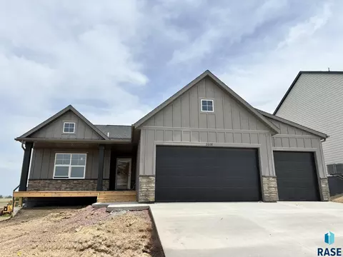 2608 S Copper Creek Ave, Sioux Falls, SD 57110