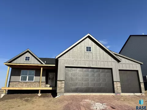 2608 S Copper Creek Ave, Sioux Falls, SD 57110