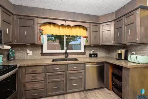 Kitchen - 300 W Maple St, Tea, SD 57064 photo 6 of 8