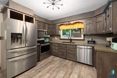 Kitchen - 300 W Maple St, Tea, SD 57064 photo 5 of 8