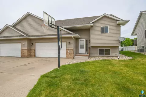 3608 W Hughes Pl, Sioux Falls, SD 57108