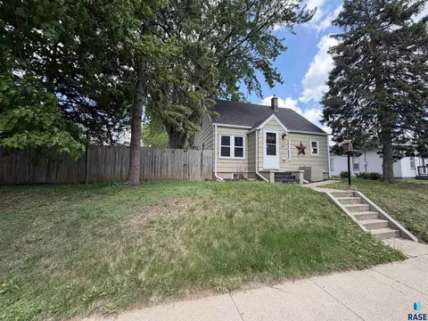 320 N Grange Ave, Sioux Falls, SD 57104