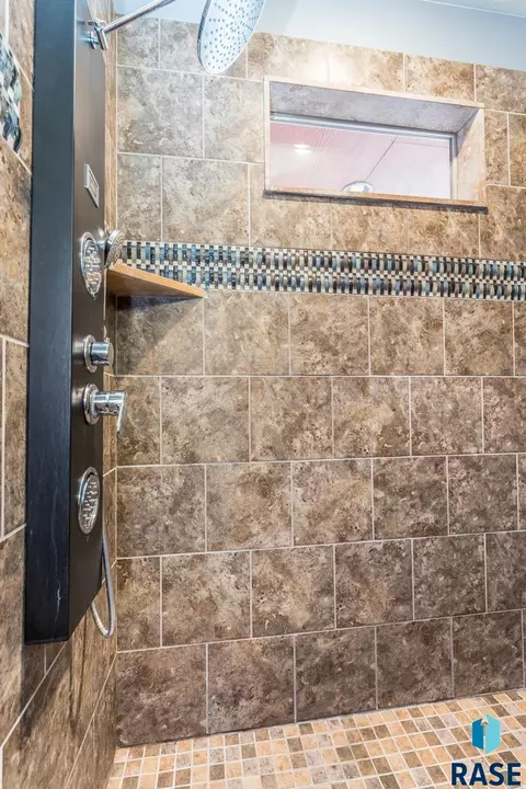 Bath - 435 N Jenny Ave, Tea, SD 57064 photo 2 of 4
