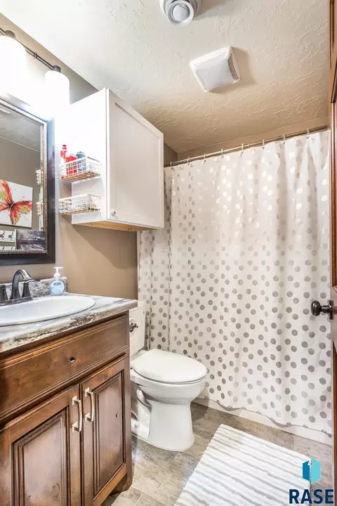 Bath - 435 N Jenny Ave, Tea, SD 57064 photo 4 of 4