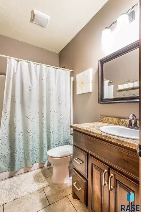 Bath - 435 N Jenny Ave, Tea, SD 57064 photo 3 of 4