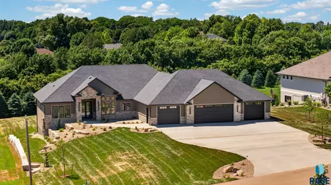 1207 S Stoakes Ave, Sioux Falls, SD 57110