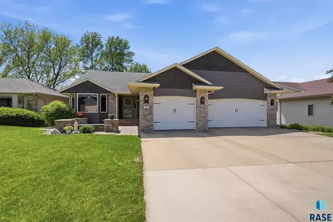 1401 N Pikes Peak Cir, Sioux Falls, SD 57110