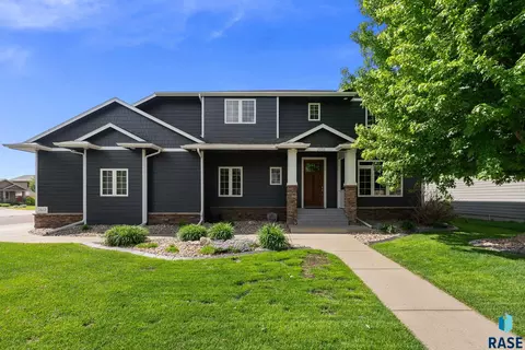 2613 E Yorkshire St, Sioux Falls, SD 57108