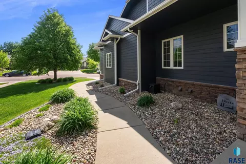 Exterior - 2613 E Yorkshire St, Sioux Falls, SD 57108 photo 5 of 7