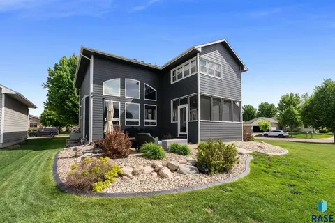 Exterior - 2613 E Yorkshire St, Sioux Falls, SD 57108 photo 2 of 7