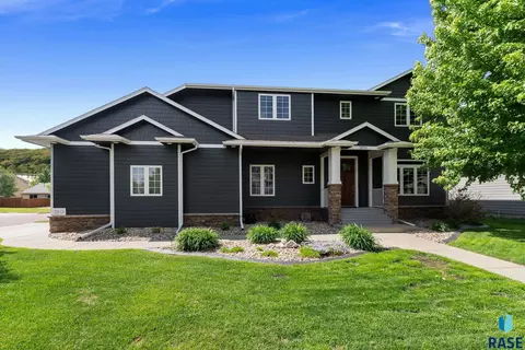 2613 E Yorkshire St, Sioux Falls, SD 57108