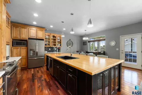 Kitchen - 2613 E Yorkshire St, Sioux Falls, SD 57108 photo 3 of 5