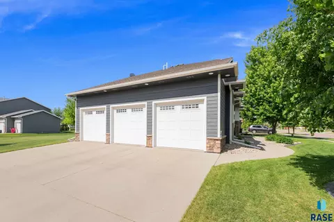 Exterior - 2613 E Yorkshire St, Sioux Falls, SD 57108 photo 6 of 7