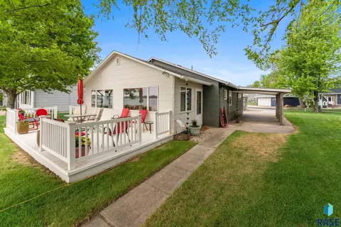 6630 Peninsula Pt, Wentworth, SD 57075