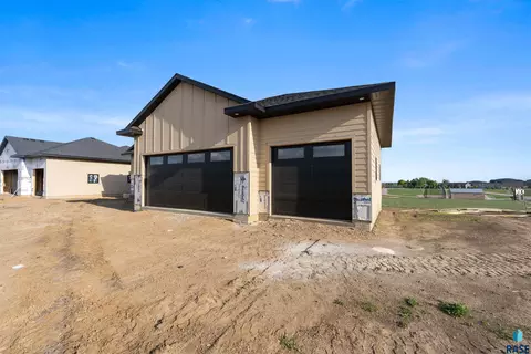 Exterior - 6505 E Fieldview St, Sioux Falls, SD 57110 photo 2 of 4