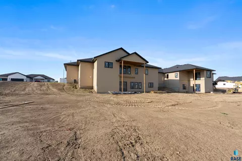 Exterior - 6505 E Fieldview St, Sioux Falls, SD 57110 photo 4 of 4