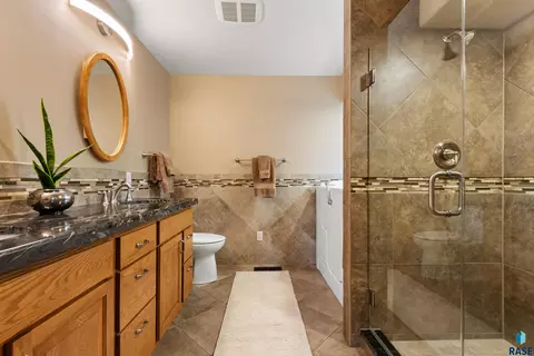 Bath - 6811 E Split Rock Cir, Sioux Falls, SD 57110 photo 1 of 4