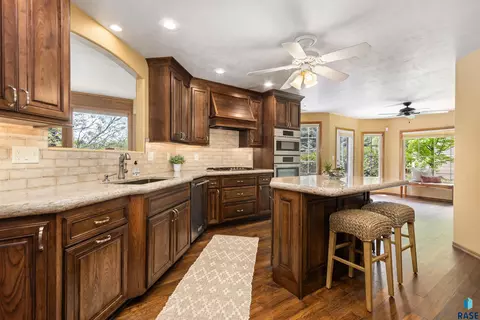 Kitchen - 6811 E Split Rock Cir, Sioux Falls, SD 57110 photo 2 of 7